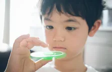 子どもが物理に集中している