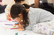 子どもが楽しく絵を描いている