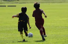 子どもがサッカーをしている